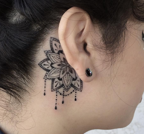 Garis paralel di belakang telinga